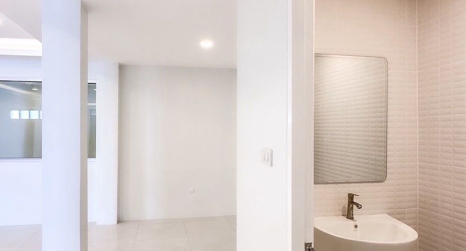 For sale 4 bedrooms townhouse in Wang Thonglang, Bangkok