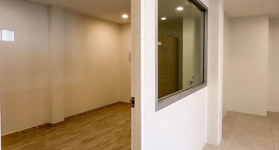 For sale 4 bedrooms townhouse in Wang Thonglang, Bangkok