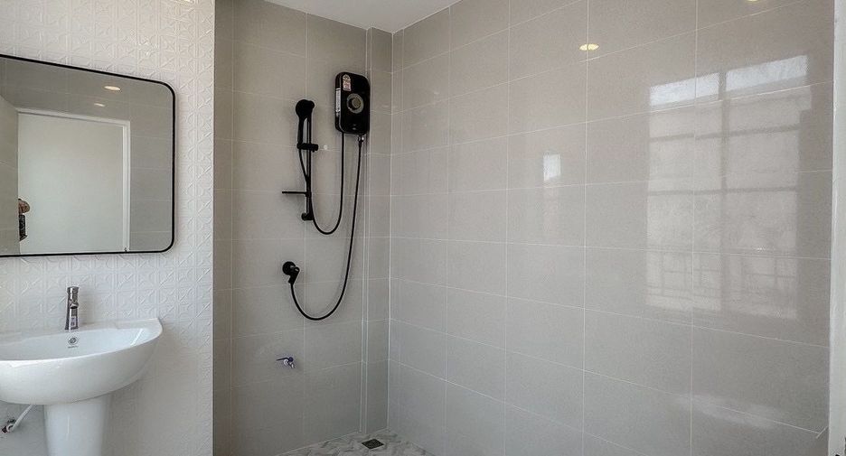 For sale 4 bedrooms townhouse in Wang Thonglang, Bangkok