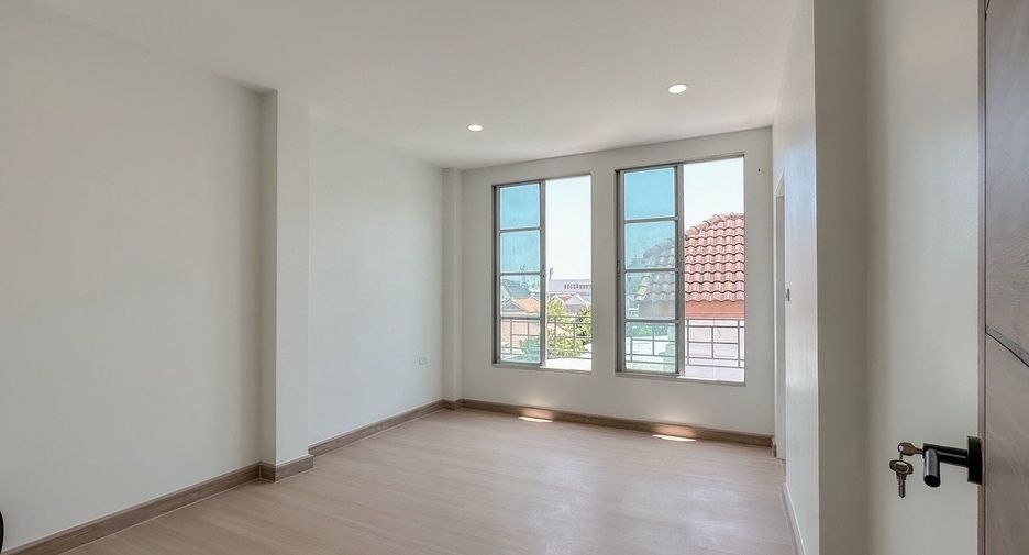 For sale 4 bedrooms townhouse in Wang Thonglang, Bangkok