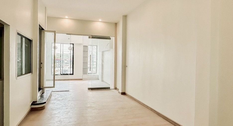 For sale 4 bedrooms townhouse in Wang Thonglang, Bangkok