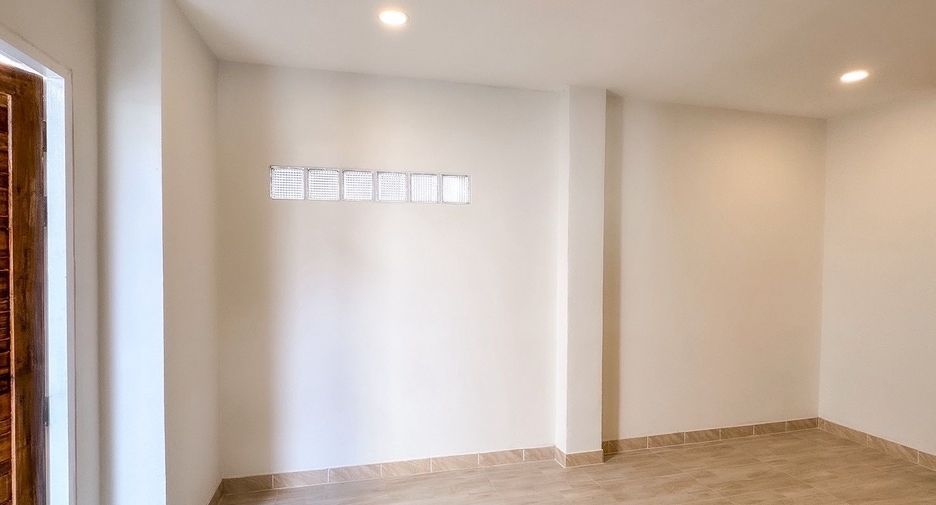 For sale 4 bedrooms townhouse in Wang Thonglang, Bangkok