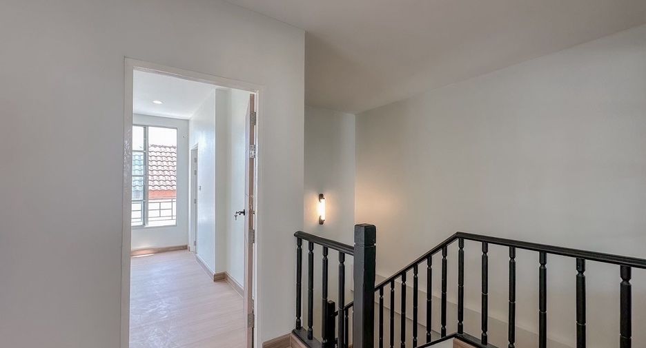 For sale 4 bedrooms townhouse in Wang Thonglang, Bangkok