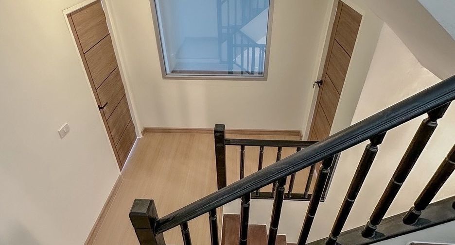 For sale 4 bedrooms townhouse in Wang Thonglang, Bangkok