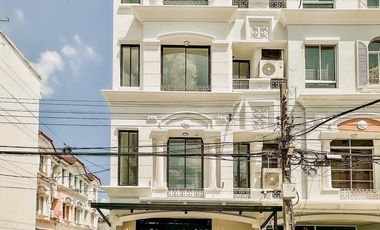 For sale 4 bedrooms townhouse in Wang Thonglang, Bangkok