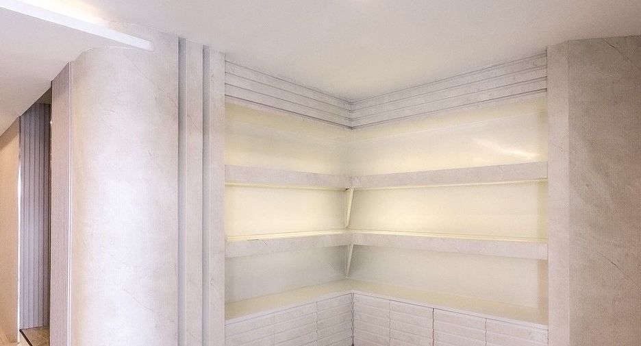 For sale 4 bedrooms townhouse in Wang Thonglang, Bangkok
