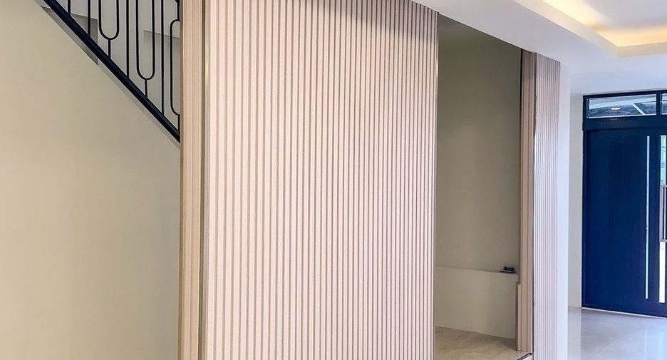 For sale 4 bedrooms townhouse in Wang Thonglang, Bangkok