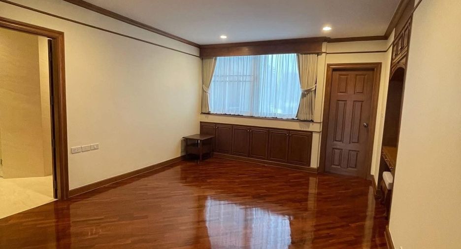 For rent 3 bedrooms condo in Khlong Toei, Bangkok