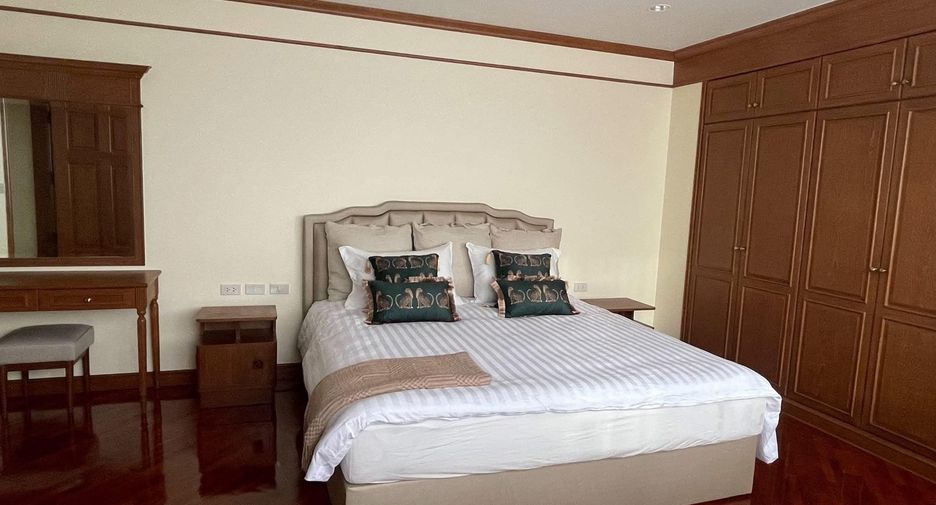For rent 3 bedrooms condo in Khlong Toei, Bangkok