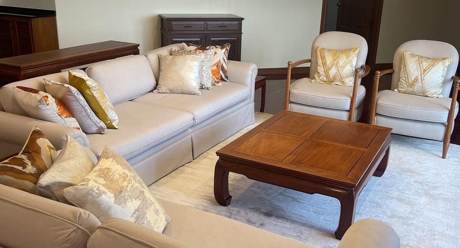 For rent 3 bedrooms condo in Khlong Toei, Bangkok
