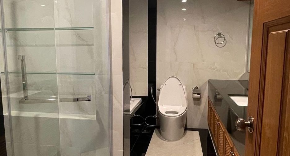 For rent 3 bedrooms condo in Khlong Toei, Bangkok