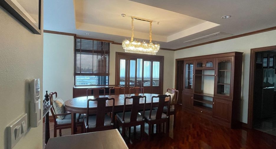 For rent 3 bedrooms condo in Khlong Toei, Bangkok