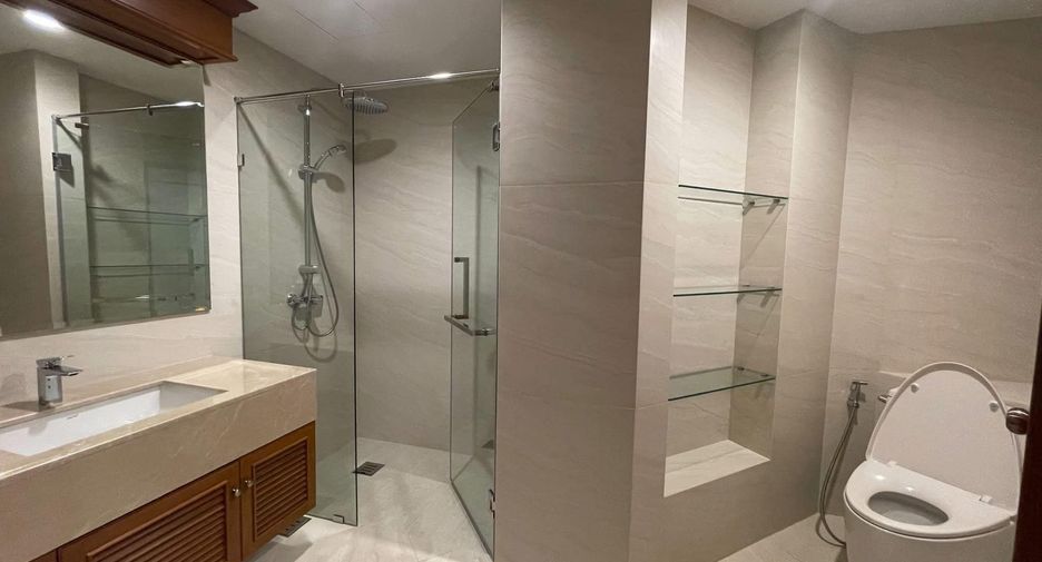 For rent 3 bedrooms condo in Khlong Toei, Bangkok