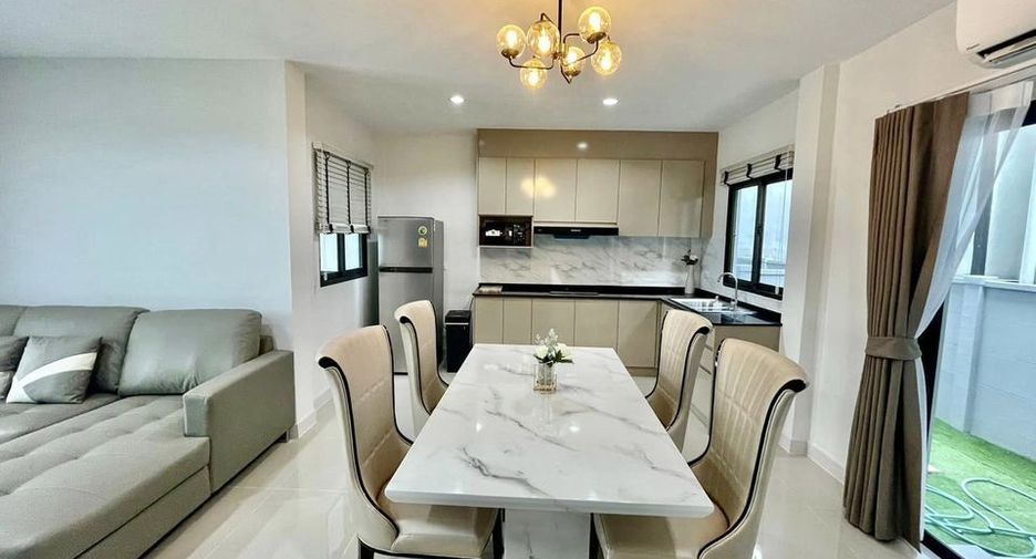 Casa adosada en alquiler de 3 habitaciones en Bang Phli, Samut Prakan