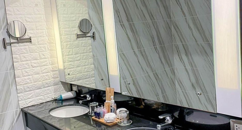 For rent 3 bedrooms condo in Pathum Wan, Bangkok