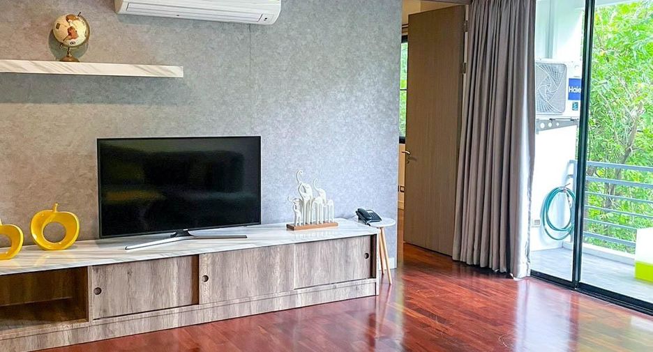 For rent 3 bedrooms condo in Pathum Wan, Bangkok