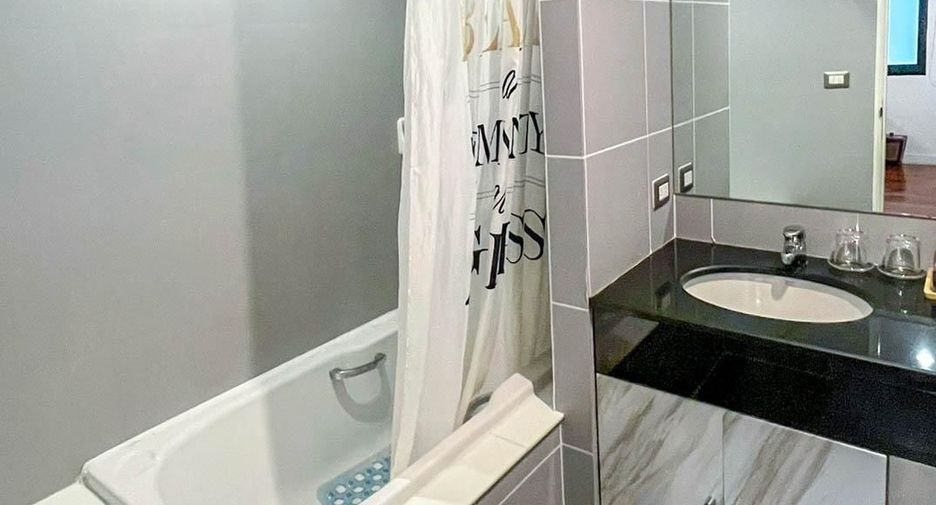 For rent 3 bedrooms condo in Pathum Wan, Bangkok
