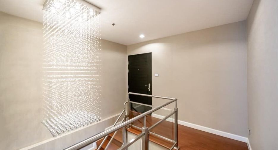 Wohnung zur Miete mit 3 Zimmer in Huai Khwang, Bangkok