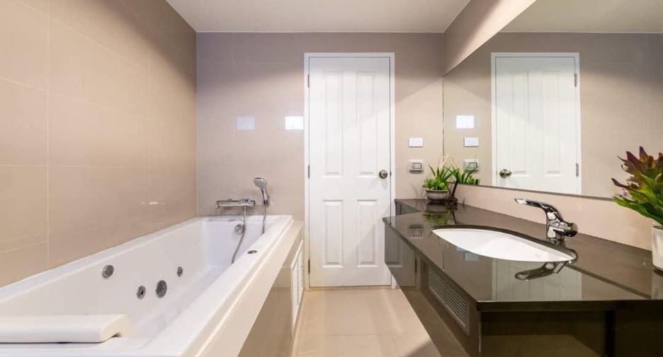 Wohnung zur Miete mit 3 Zimmer in Huai Khwang, Bangkok