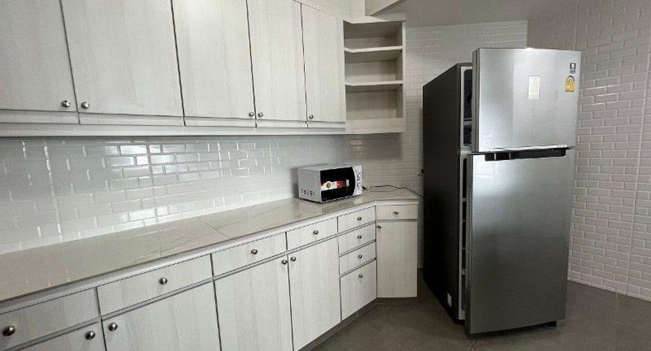 For rent 3 bedrooms condo in Khlong Toei, Bangkok