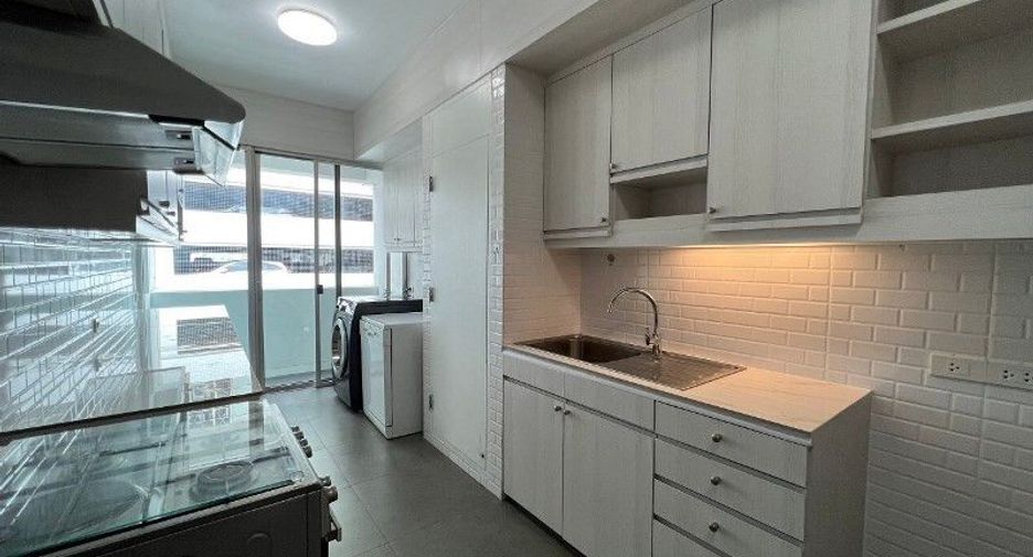 For rent 3 bedrooms condo in Khlong Toei, Bangkok