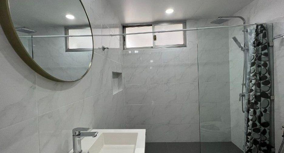For rent 3 bedrooms condo in Khlong Toei, Bangkok