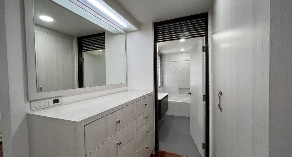 For rent 3 bedrooms condo in Khlong Toei, Bangkok