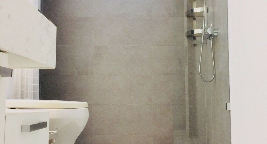 For sale 3 bedrooms condo in Watthana, Bangkok