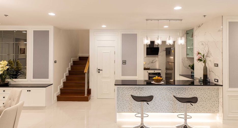 For sale 3 bedrooms condo in Huai Khwang, Bangkok