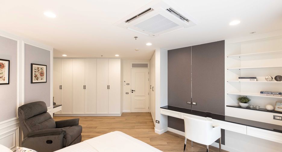For sale 3 bedrooms condo in Huai Khwang, Bangkok