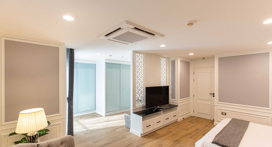 For sale 3 bedrooms condo in Huai Khwang, Bangkok
