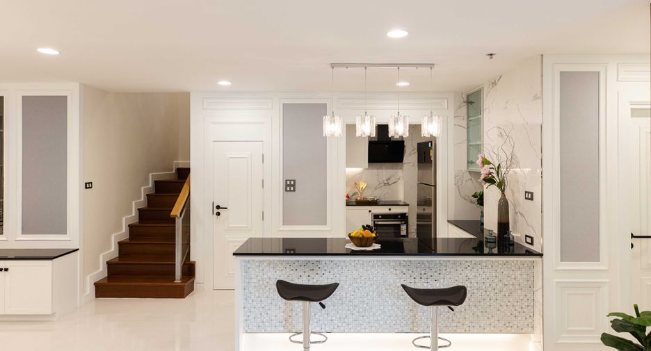 For sale 3 bedrooms condo in Huai Khwang, Bangkok
