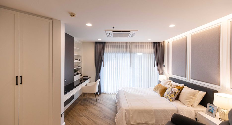 For sale 3 bedrooms condo in Huai Khwang, Bangkok