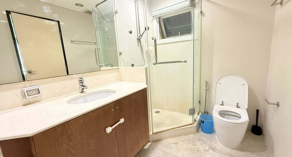 For rent 2 bedrooms condo in Khlong Toei, Bangkok