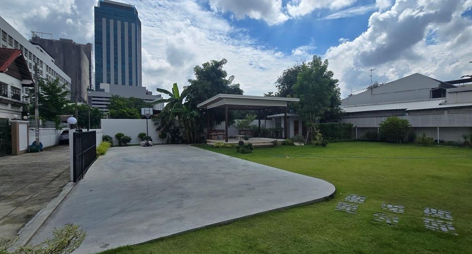For rent 2 bedrooms townhouse in Lat Phrao, Bangkok