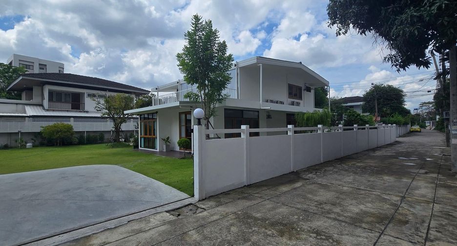 For rent 2 bedrooms townhouse in Lat Phrao, Bangkok