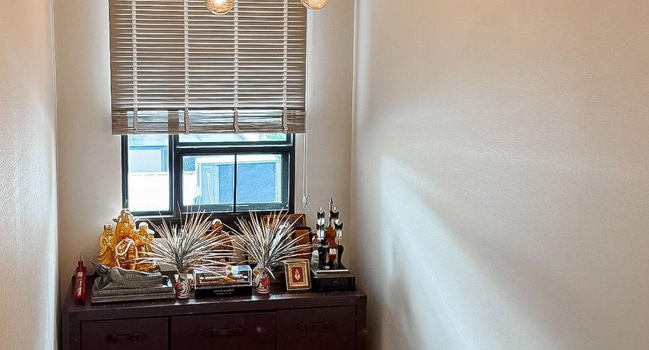 For sale 5 bedrooms house in Thawi Watthana, Bangkok