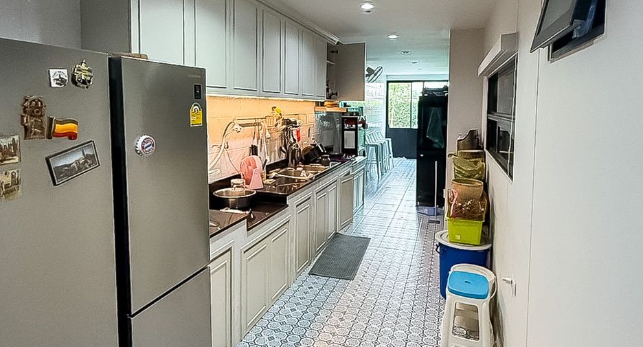 For sale 5 bedrooms house in Thawi Watthana, Bangkok
