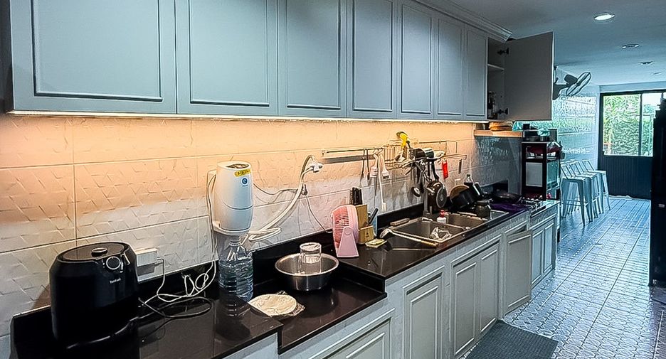 For sale 5 bedrooms house in Thawi Watthana, Bangkok