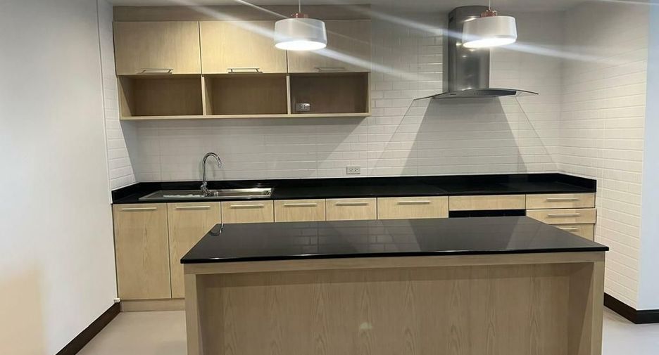 For rent 3 bedrooms condo in Khlong Toei, Bangkok