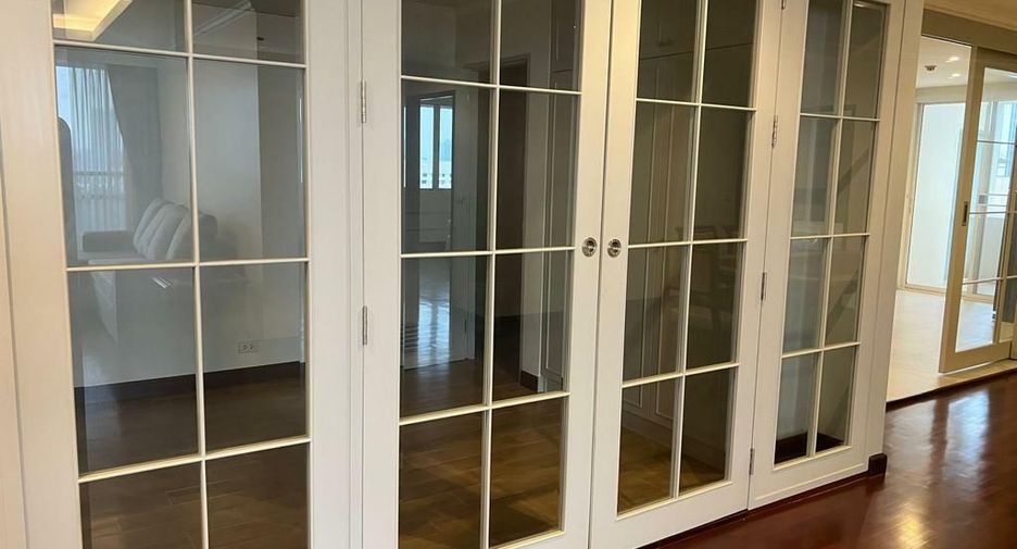 For rent 3 bedrooms condo in Khlong Toei, Bangkok