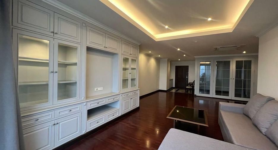 For rent 3 bedrooms condo in Khlong Toei, Bangkok