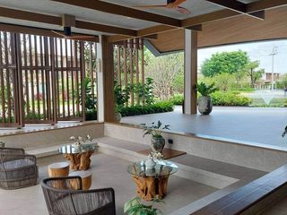 Casa en alquiler de 4 habitaciones en Bang Kapi, Bangkok