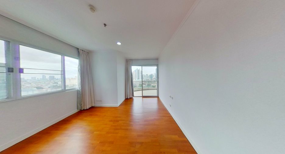 For rent 3 bedrooms condo in Sathon, Bangkok