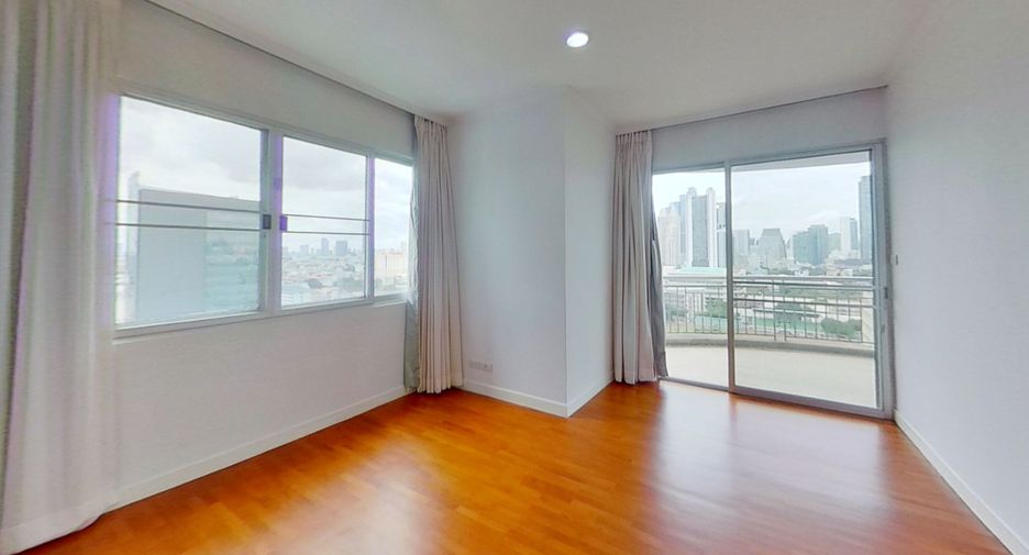 For rent 3 bedrooms condo in Sathon, Bangkok