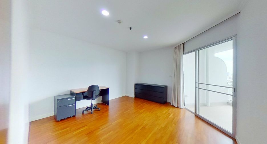 For rent 3 bedrooms condo in Sathon, Bangkok