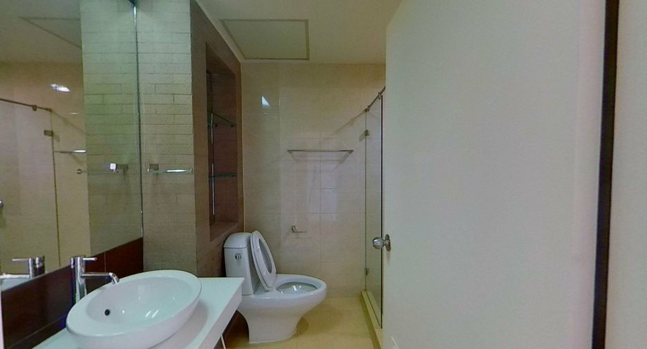 For rent 3 bedrooms condo in Sathon, Bangkok