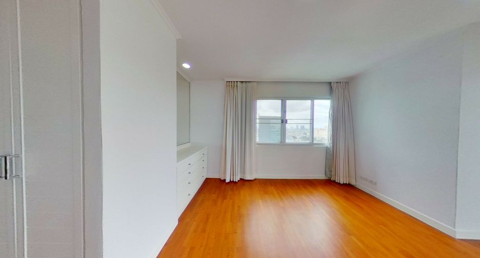 For rent 3 bedrooms condo in Sathon, Bangkok