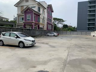 出售 土地 在 Phra Khanong, 曼谷