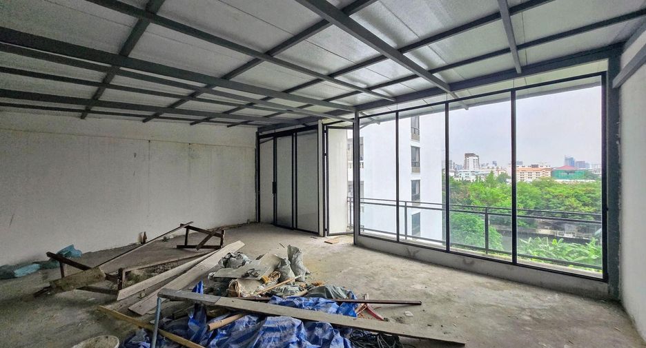 For sale 5 bedrooms retail Space in Suan Luang, Bangkok